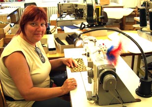 Die Grafik zeigt eine Mitarbeiterin, welche gerade n�ht.