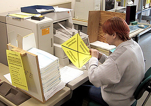 Die Grafik zeigt eine Besch�ftigte, beim Malen eines Bildes.