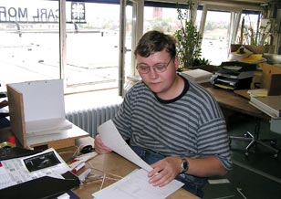 Die Grafik zeigt eine Mitarbeiterin, bei einer Bürotätigkeit. Die Grafik zeigt eine Mitarbeiterin, bei einer Bürotätigkeit.