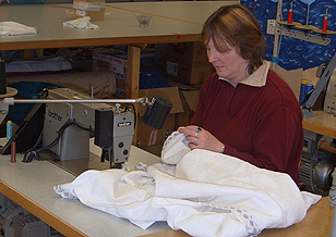 Die Grafik zeigt eine Besch�ftigte, beim Malen eines Bildes.