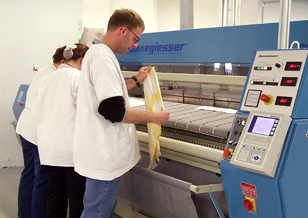 Die Grafik zeigt eine Besch�ftigte, beim Malen eines Bildes.