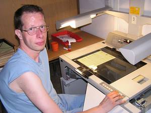 Ein Mann an seinem Arbeitsplatz.