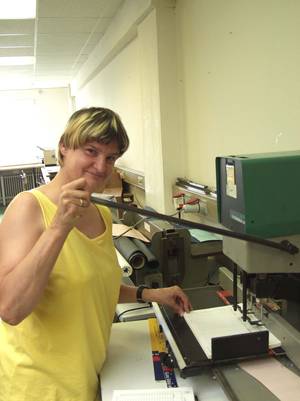 Frau Arbeitet an einer Maschine.