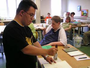 Ein Buchbinder beim leimen