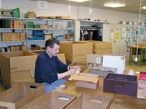 Mitarbeiter bei seinen Montagearbeiten