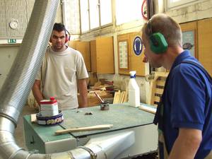 Zwei M�nner arbeiten an der elektrischen S�ge