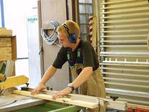 Ein Mann arbeitet an einer S�ge