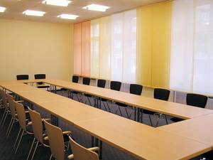 Foto eines leeren Semiarraums von zur Zeit 5 R�umen.