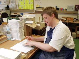 Ein Buchbinder an seinem Arbeitsplatz