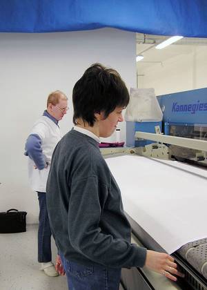 Eine Frau arbeitet gerade in der W�cherei.